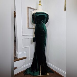 Elegant Green Velvet Off-Shoulder Dress